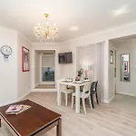 Piasek Apt - Top Location, Patio, Tram&Bus Nearby - By Rentujemy