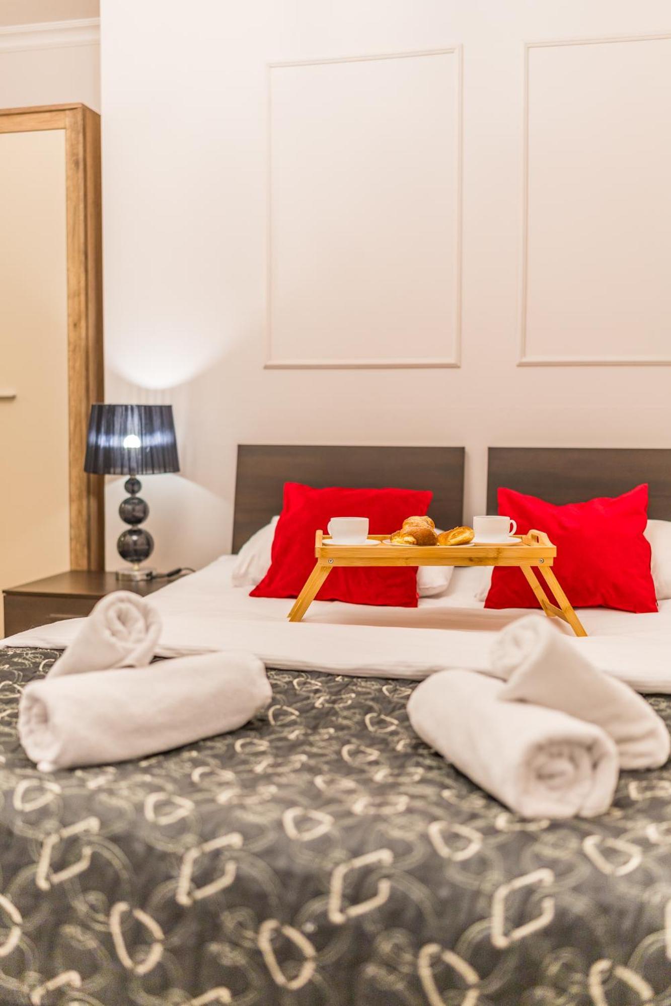 Piasek - Location, Patio, Tram&bus Nearby - By Rentujemy Apartment