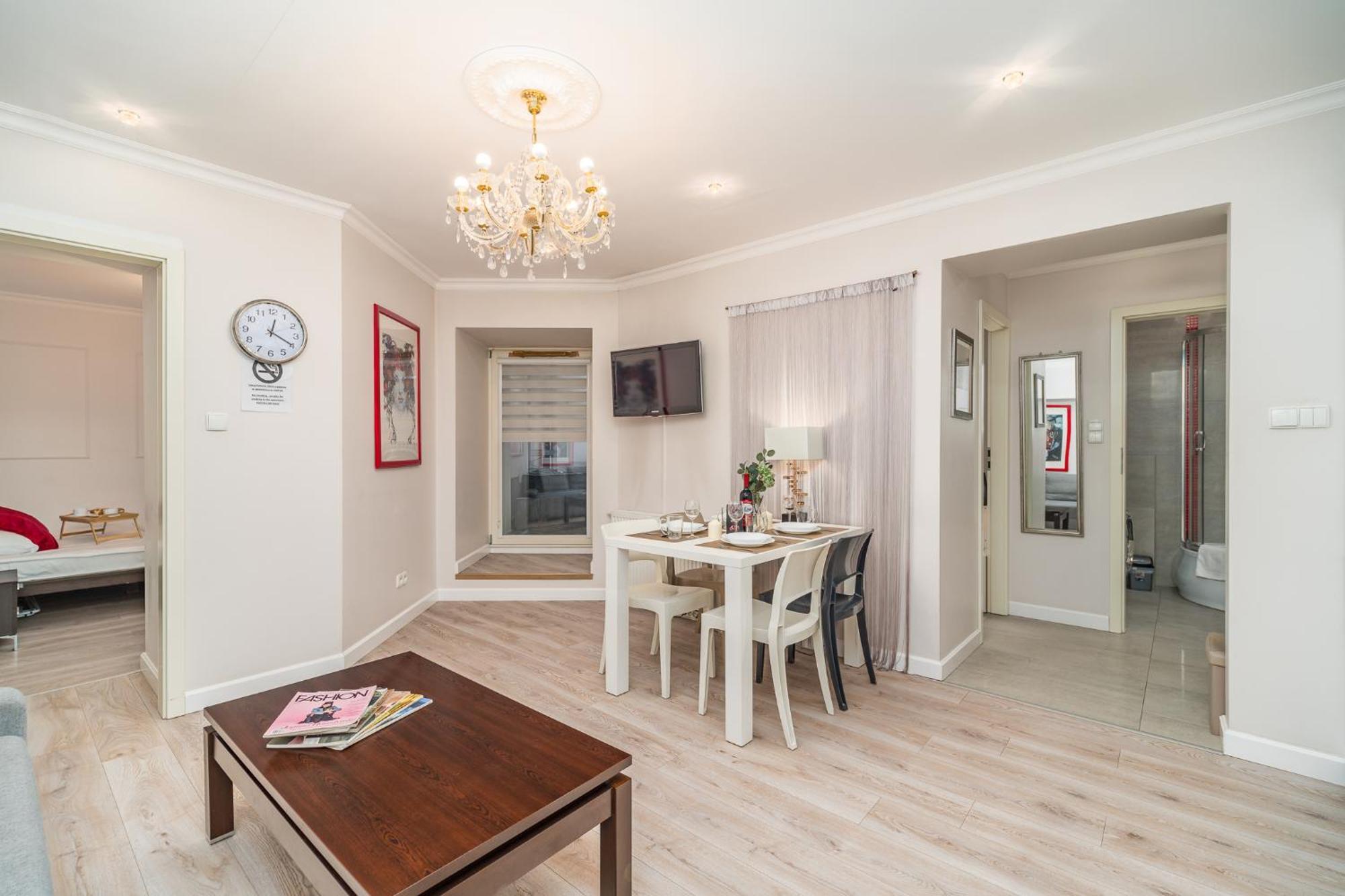 Apartament Piasek - Location, Patio, Tram&bus Nearby - By Rentujemy