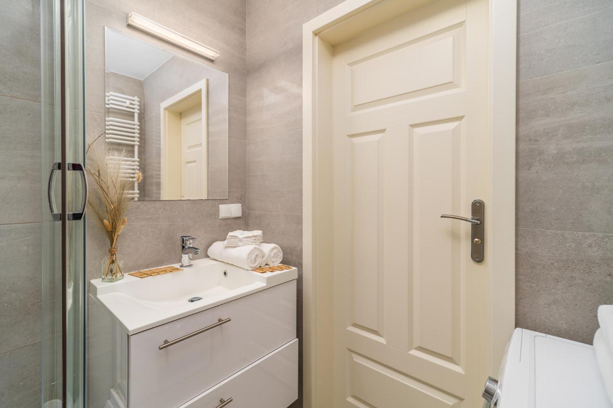 Piasek - Location, Patio, Tram&bus Nearby - By Rentujemy Apartment *