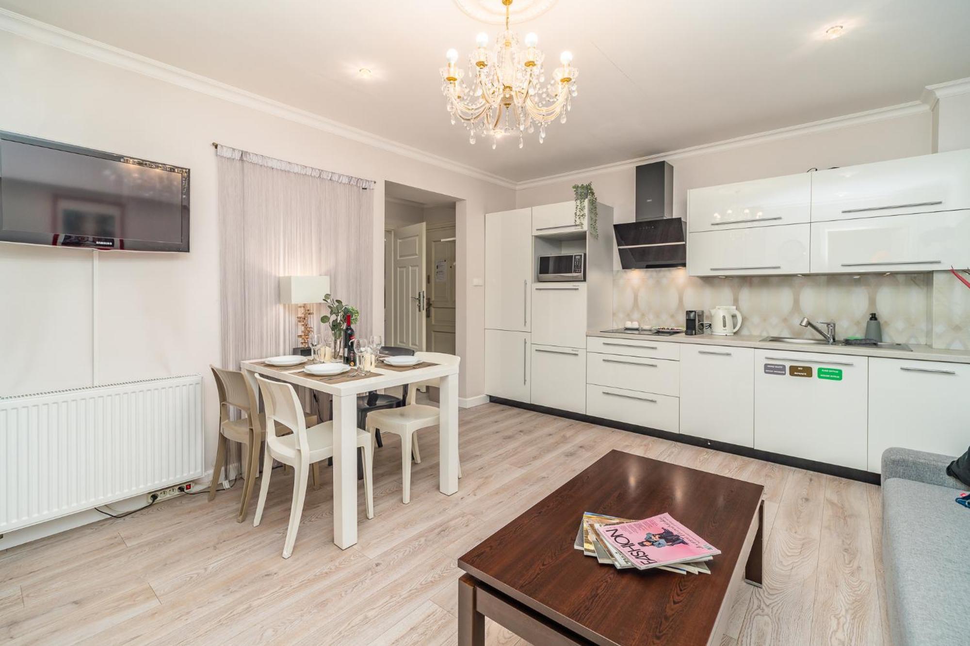 Apartament Piasek - Location, Patio, Tram&bus Nearby - By Rentujemy *